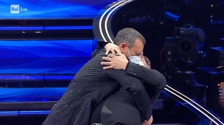 Sanremo 2022: il bacio tra Amadeus e Stefano Coletta