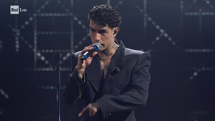 Tony Effe collana al polso Finale Sanremo 2025