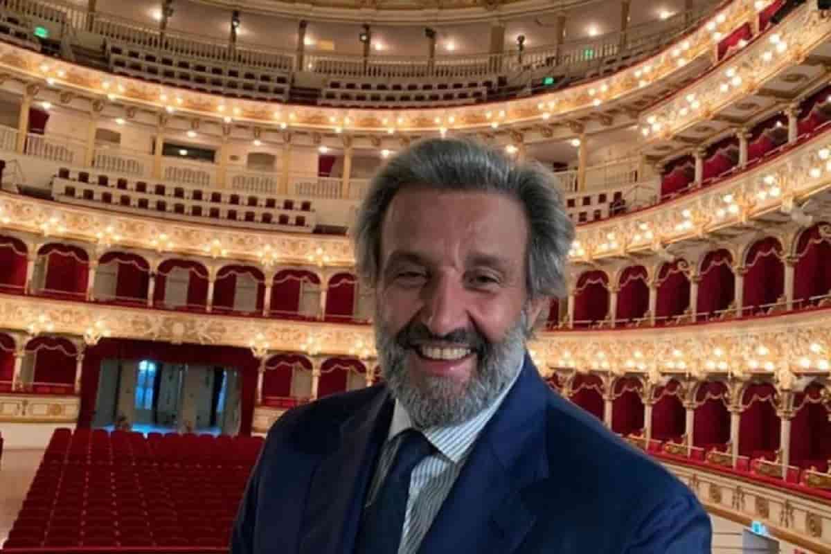 Flavio Insinna: età, studi, carriera, la fidanzata Adriana, depressione e il papà medico