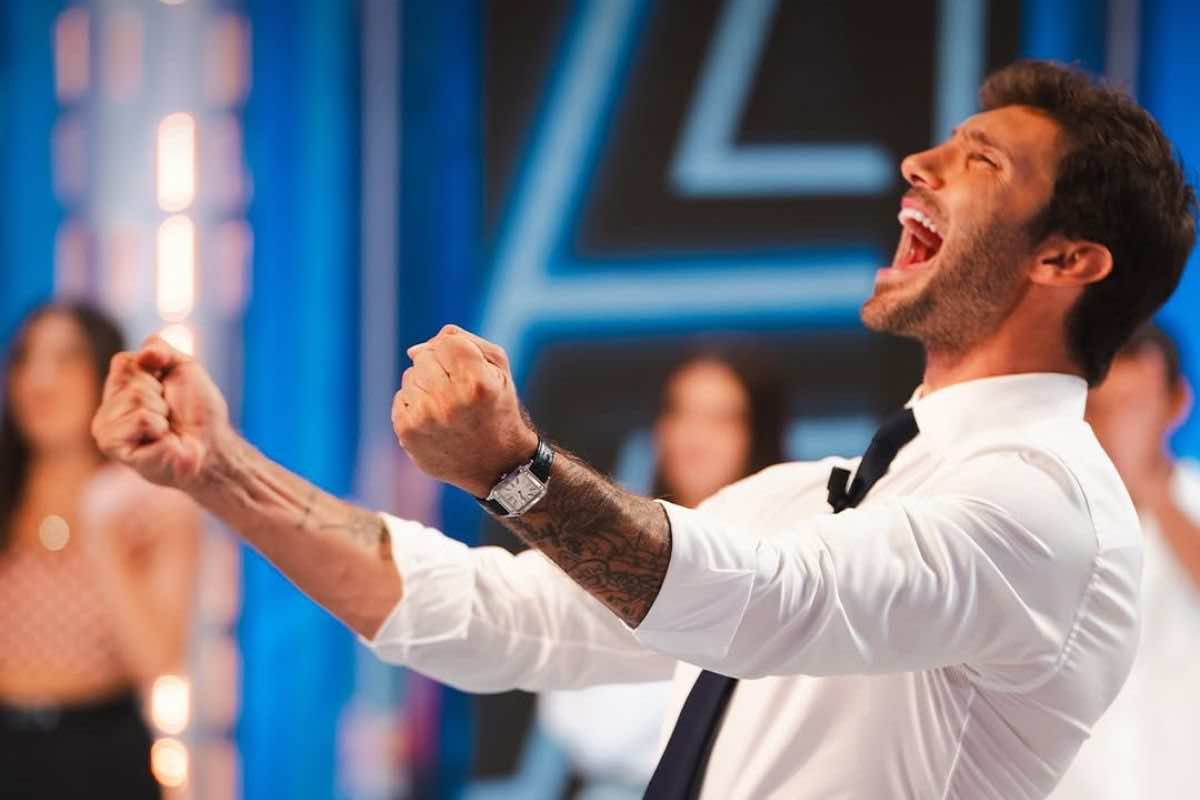 stefano de martino annuncia affari tuoi