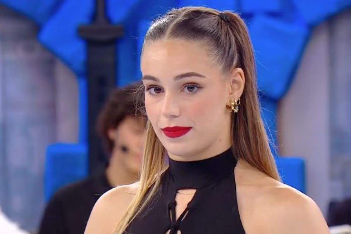 “I miei hanno chiesto prestiti per i miei vestiti, ci sono stati momenti bui”: Alessia, commossa, racconta la sua vita privata durante la finale di Amici