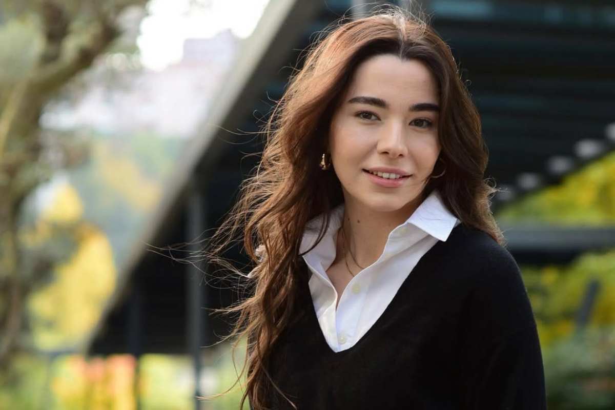 Feyza Sevil Güngör: età, laurea, fidanzato, profilo Instagram. Tutto sull’attrice di Tradimento