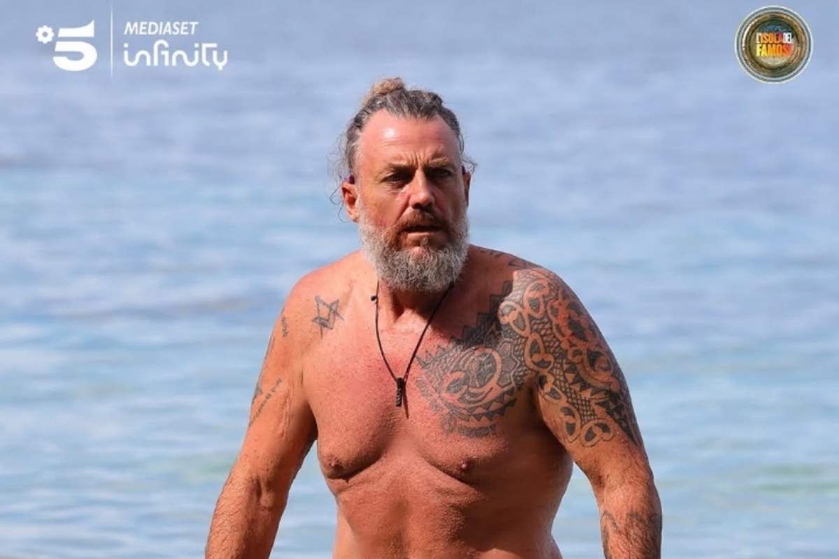 Isola dei Famosi, violato (di nuovo) il regolamento: Mirko si assume la responsabilità