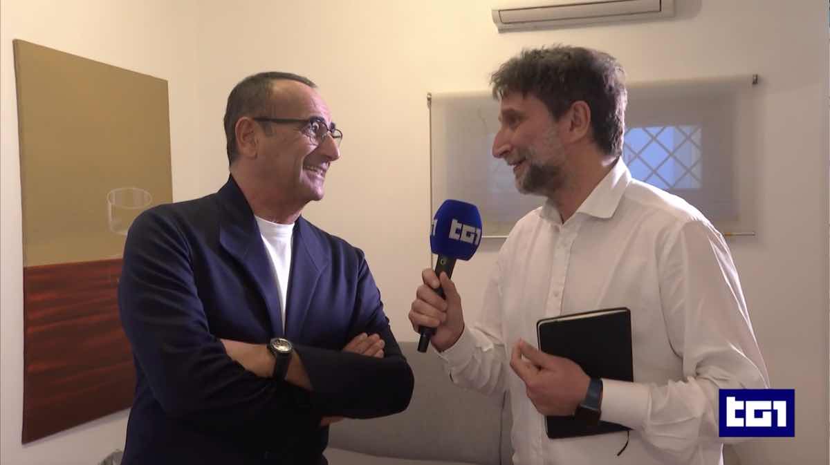 Carlo Conti al TG1 per annunciare la co-conduttrice di Sanremo 2026
