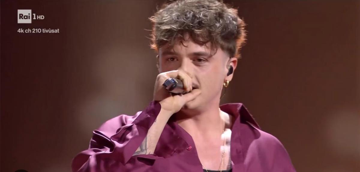 Olly canta Balorda Nostalgia a Sanremo 2026 