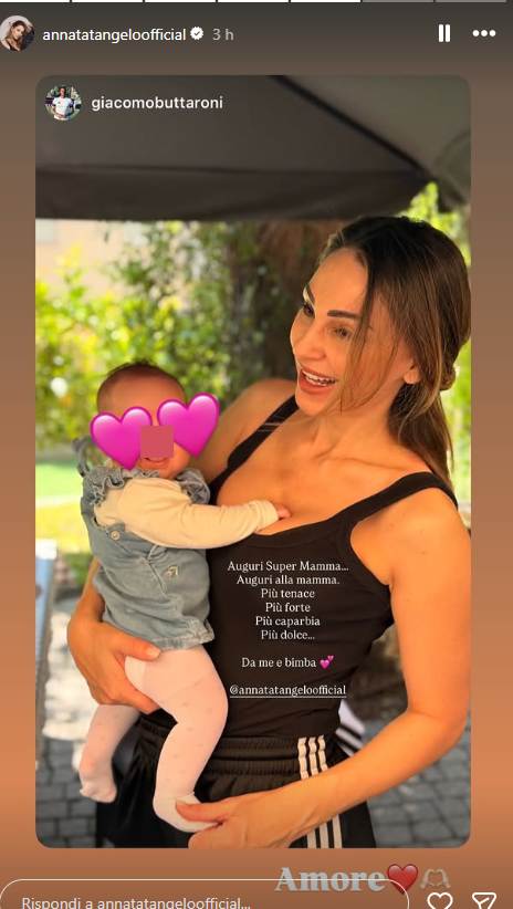 Anna Tatangelo con in braccio la figlia Beatrice
