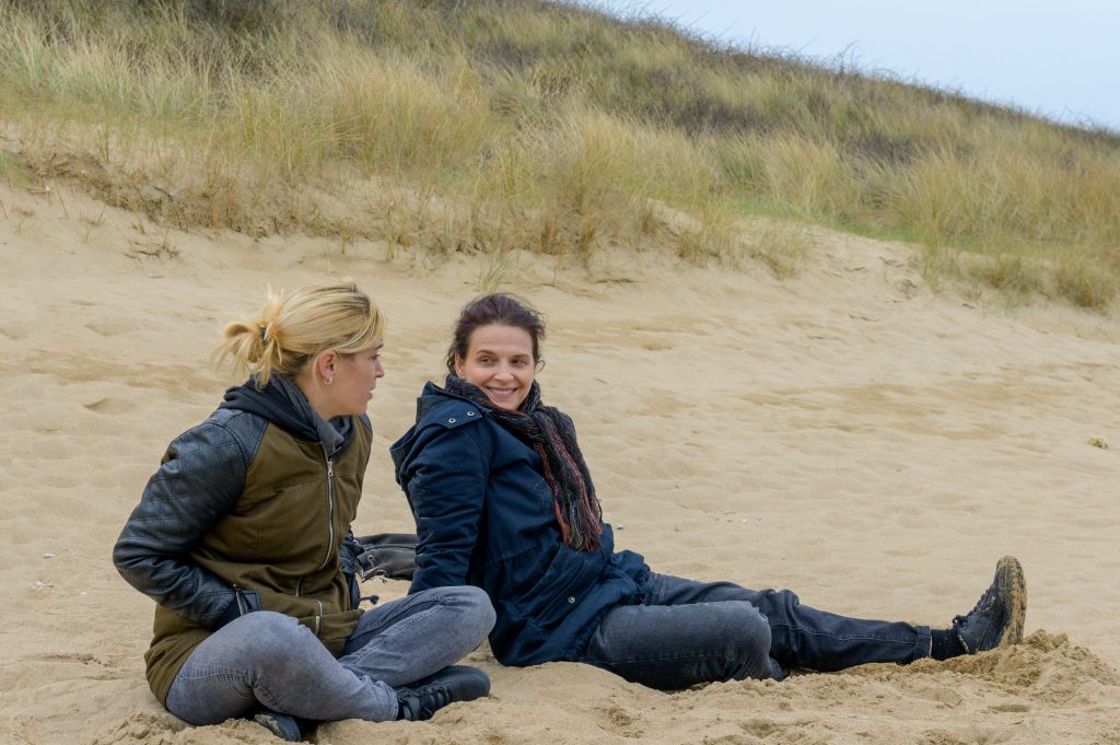Su Rai 3 Tra due mondi (Ouistreham), film con Juliette Binoche che segna l’atteso ritorno alla regia di Emmanuel Carrère (L'amore sospetto).