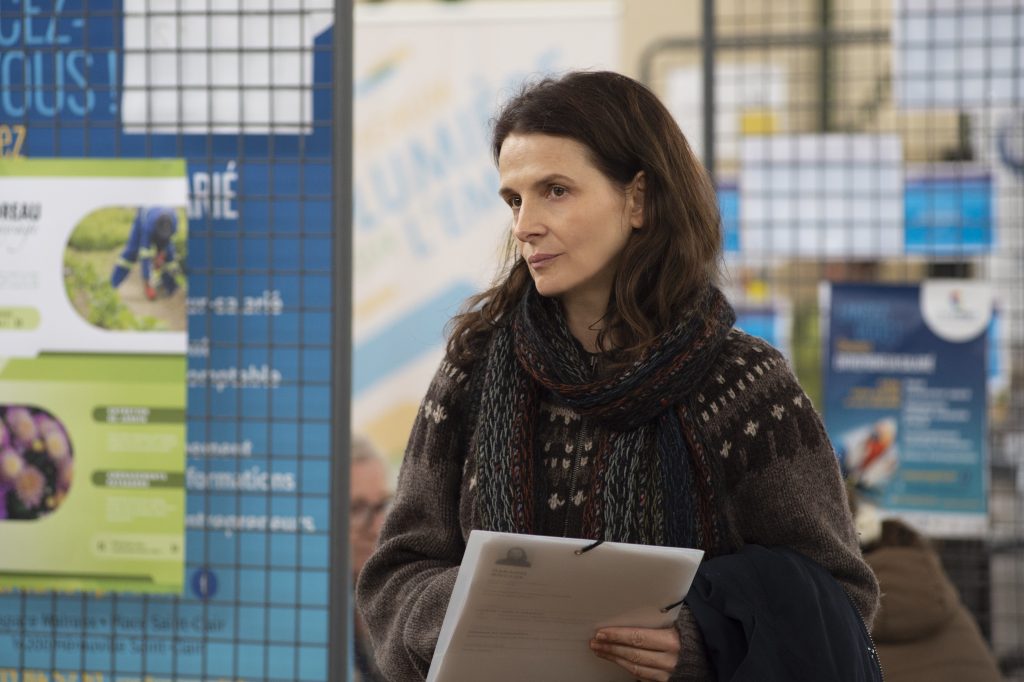 Su Rai 3 Tra due mondi (Ouistreham), film con Juliette Binoche che segna l’atteso ritorno alla regia di Emmanuel Carrère (L'amore sospetto).