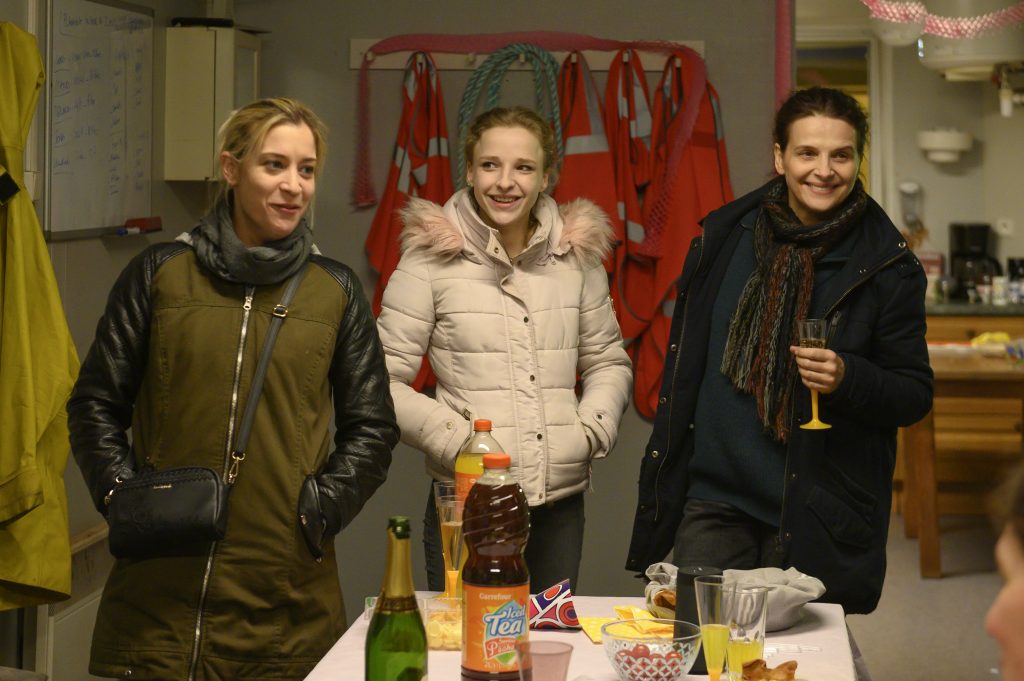Su Rai 3 Tra due mondi (Ouistreham), film con Juliette Binoche che segna l’atteso ritorno alla regia di Emmanuel Carrère (L'amore sospetto).