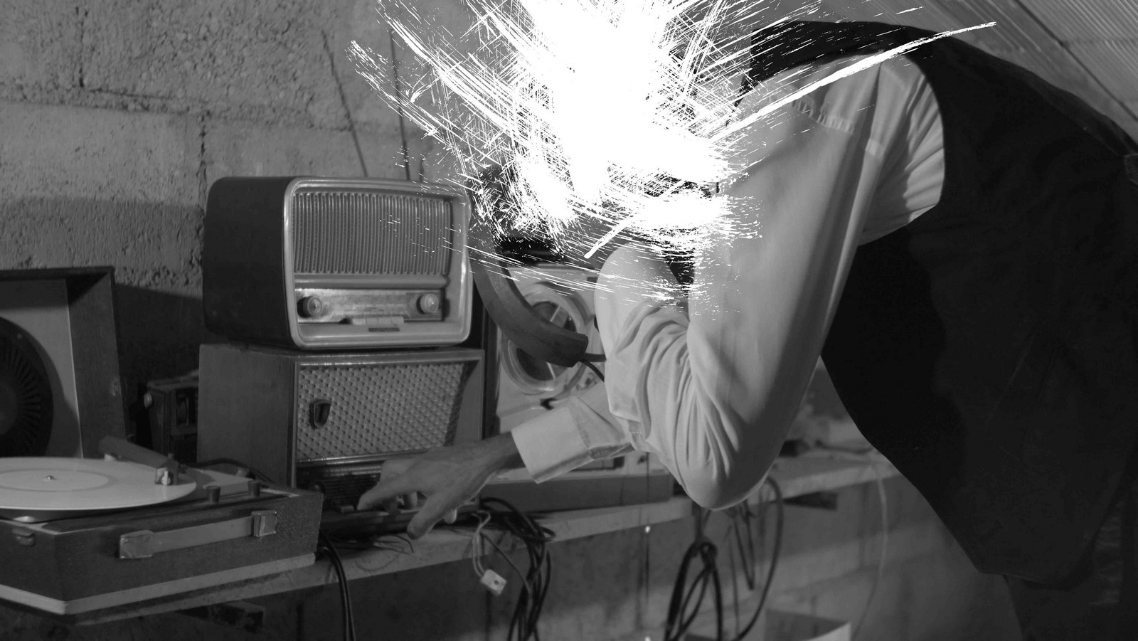 Metafonia e fantasmi al centro del nuovo horror di Michele Pastrello, una ghost story con Lorena Trevisan che diventa metafora di sfruttamento sul lavoro e precariato.