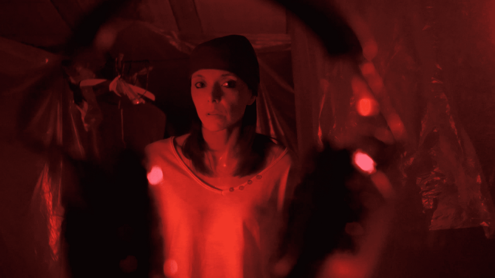 Metafonia e fantasmi al centro del nuovo horror di Michele Pastrello, una ghost story con Lorena Trevisan che diventa metafora di sfruttamento sul lavoro e precariato.