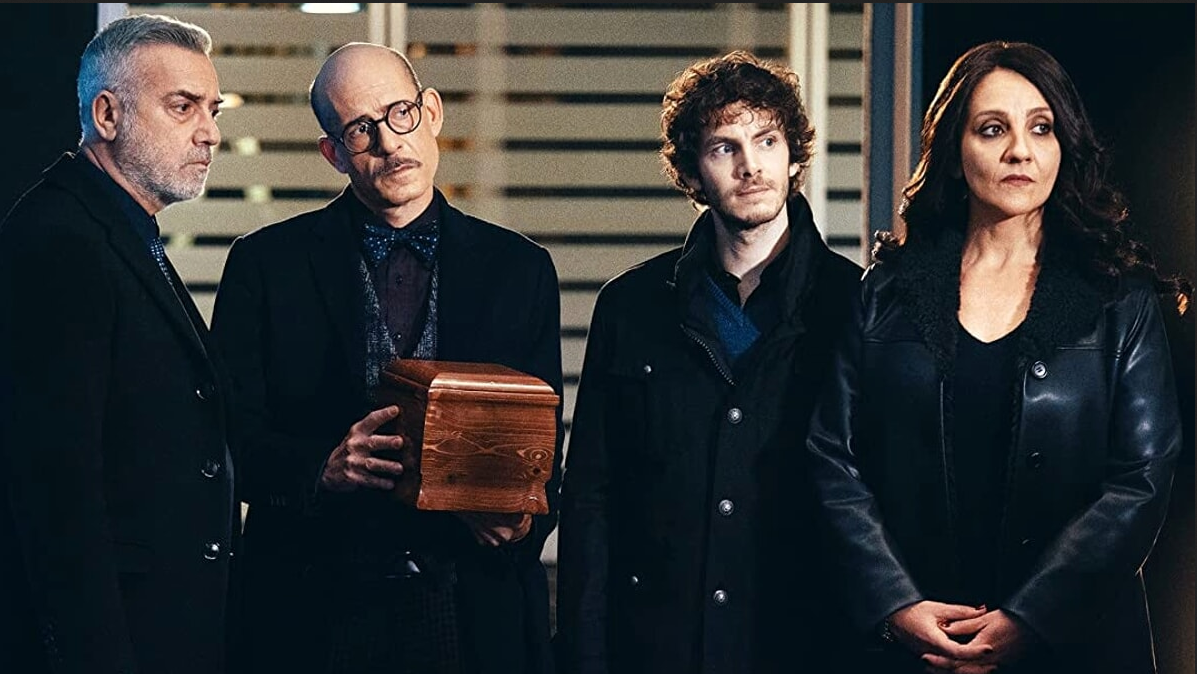 Canale 5 stasera propone I Cassamortari, commedia del 2020 di Claudio Amendola con Massimo Ghini, Lucia Ocone, Gianmarco Tognazzi, Alessandro sperduti, Piero Pelù, Massimo Dapporto, Antonello Fassari e Edoardo Leo.