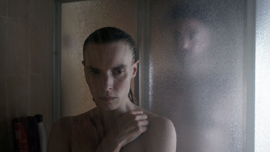 Su Rai 4 "Speak No Evil", il thriller horror psicologico danese diretto da Christian Tafdrup e interpretato da Morten Burian, Sidsel Siem Koch, Fedja van Huêt e Karina Smulders.
