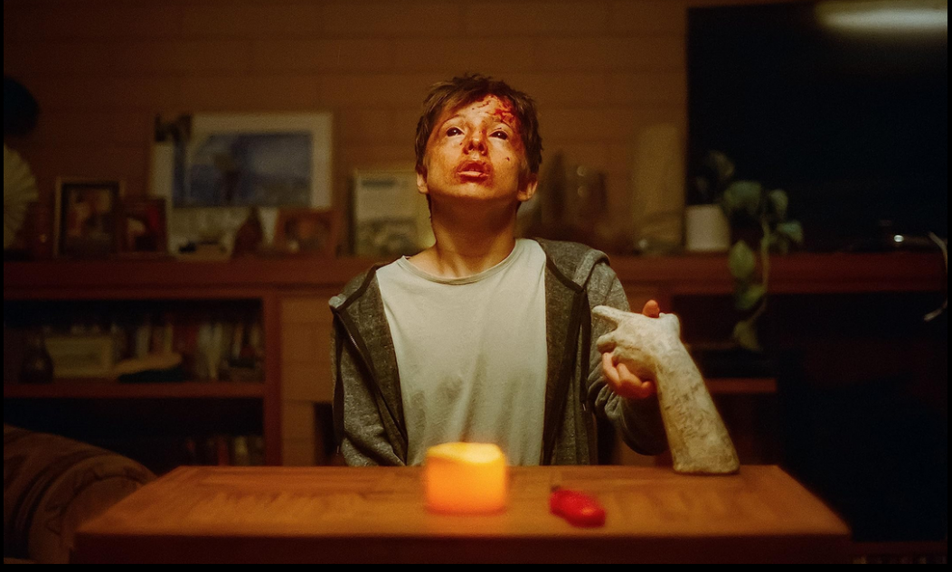 Rai 4 stasera propone "Talk to Me", film horror del 2022 diretto dai fratelli australiani Danny e Michael Philippou e interpretato da Sophie Wilde, Alexandra Jensen, Joe Bird, Otis Dhanji, Miranda Otto e Zoe Terakes.