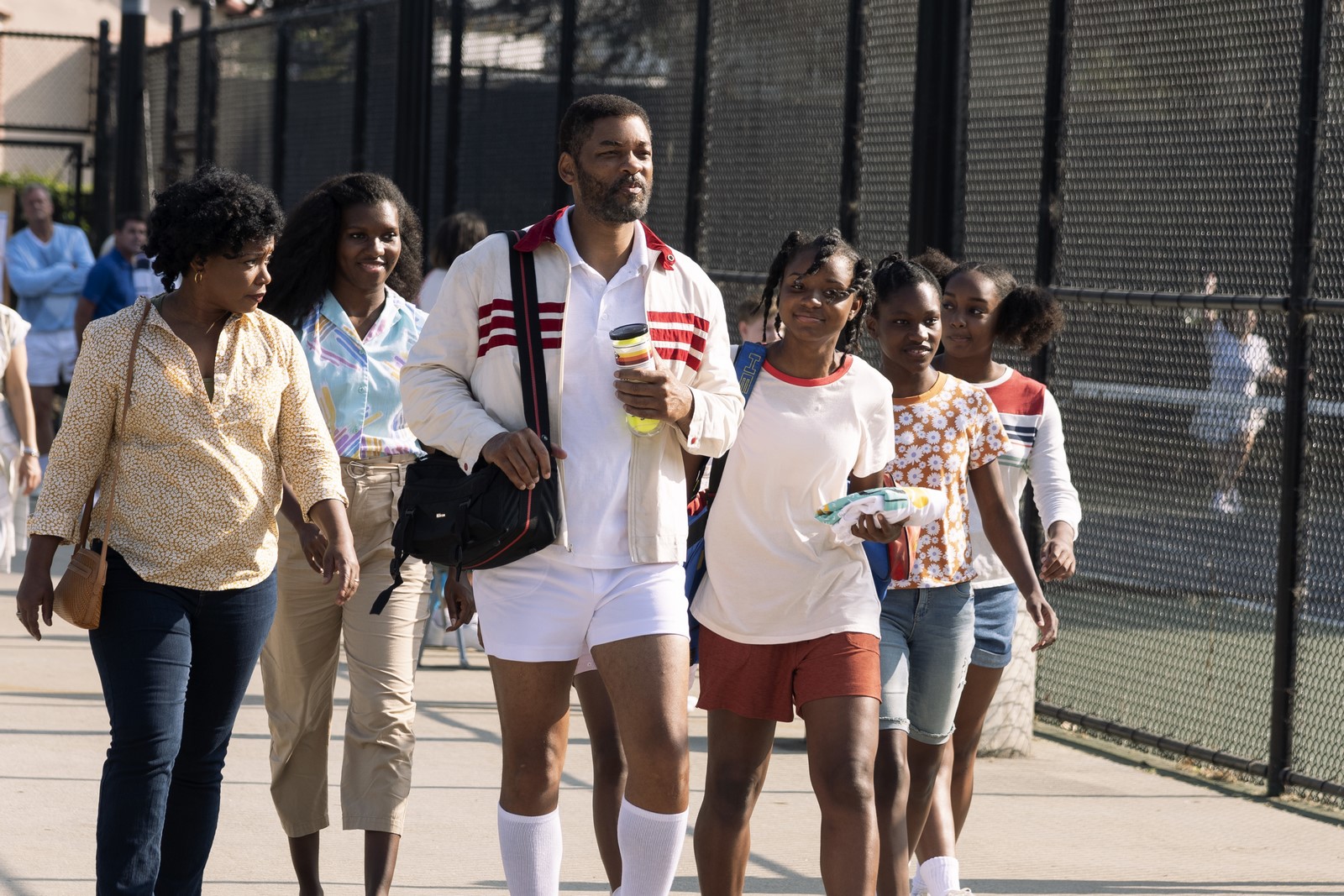 Canale 5 stasera propone "Una famiglia vincente - King Richard", dramma biografico del 2021 di Reinaldo Marcus Green con Will Smith, Aunjanue Ellis, Saniyya Sidney, Demi Singleton, Tony Goldwy e Jon Bernthal.