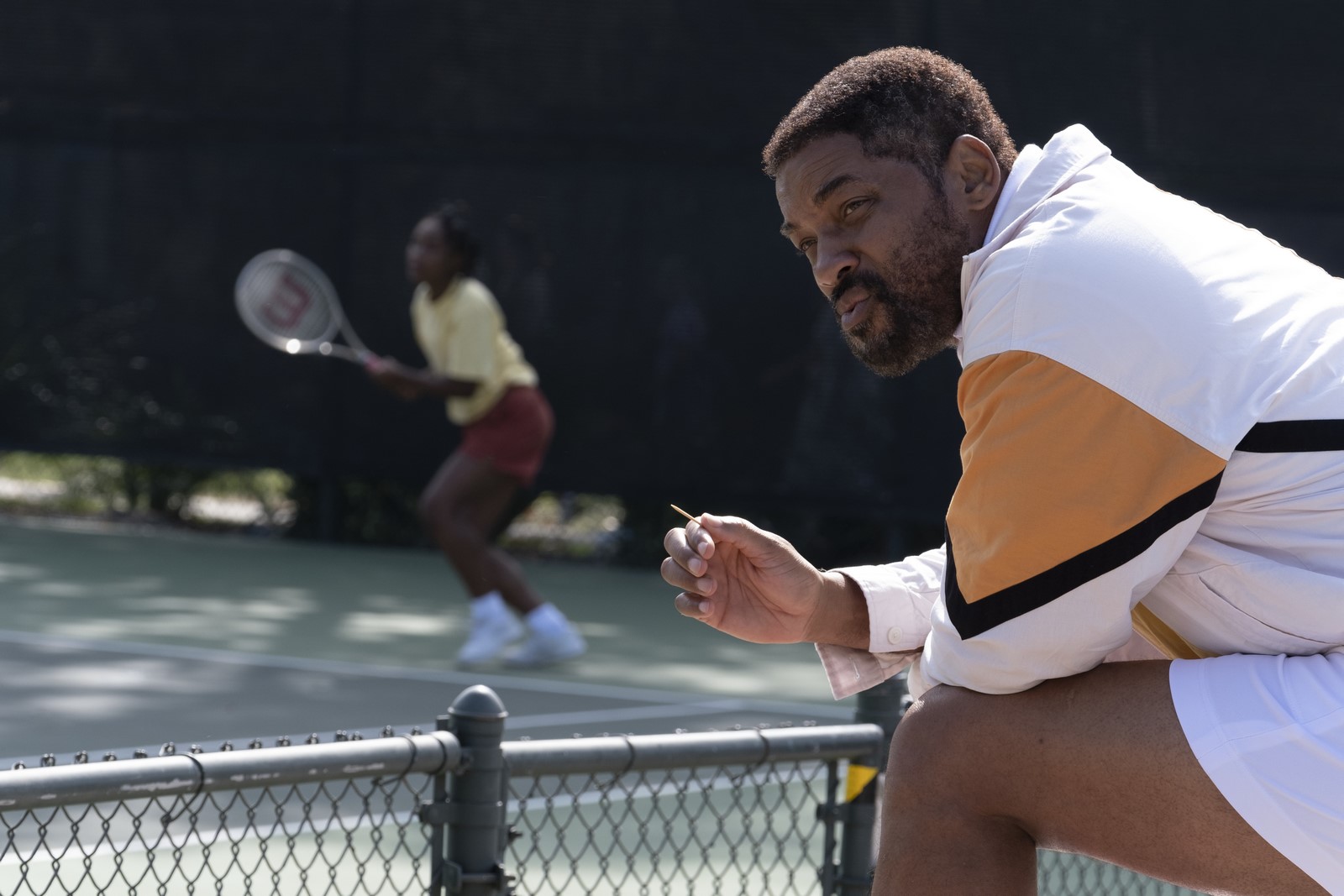 Canale 5 stasera propone "Una famiglia vincente - King Richard", dramma biografico del 2021 di Reinaldo Marcus Green con Will Smith, Aunjanue Ellis, Saniyya Sidney, Demi Singleton, Tony Goldwy e Jon Bernthal.