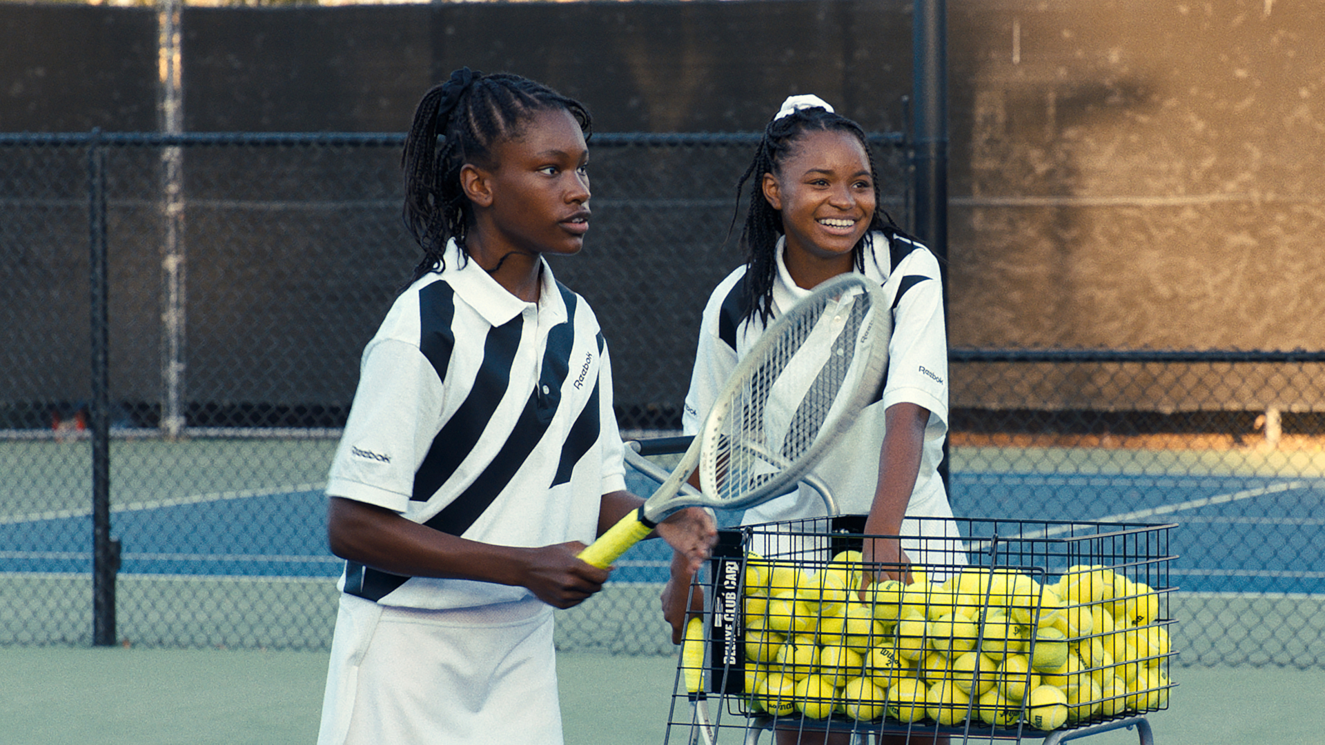 Canale 5 stasera propone "Una famiglia vincente - King Richard", dramma biografico del 2021 di Reinaldo Marcus Green con Will Smith, Aunjanue Ellis, Saniyya Sidney, Demi Singleton, Tony Goldwy e Jon Bernthal.