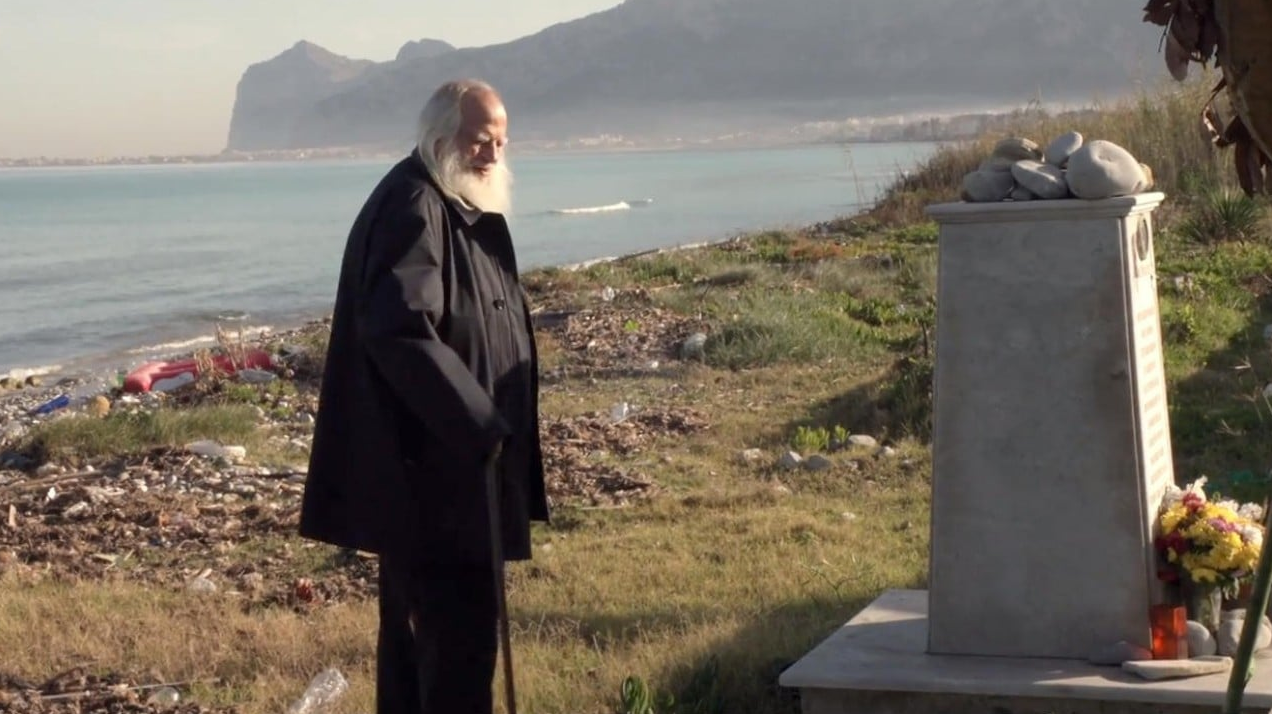 Rai 3 stasera propone il film inchiesta di Alessandro Colizzi & Silvia Cossu sulla vita di Vincenzo Agostino, un uomo che da trent’anni si batte per conoscere la verità sull’uccisione del proprio figlio e della nuora.