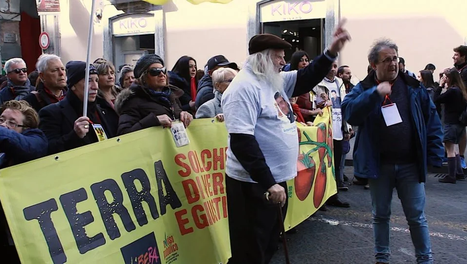 Rai 3 stasera propone il film inchiesta di Alessandro Colizzi & Silvia Cossu sulla vita di Vincenzo Agostino, un uomo che da trent’anni si batte per conoscere la verità sull’uccisione del proprio figlio e della nuora.