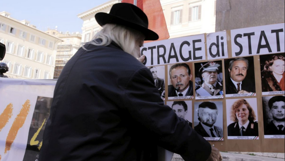 Rai 3 stasera propone il film inchiesta di Alessandro Colizzi & Silvia Cossu sulla vita di Vincenzo Agostino, un uomo che da trent’anni si batte per conoscere la verità sull’uccisione del proprio figlio e della nuora.