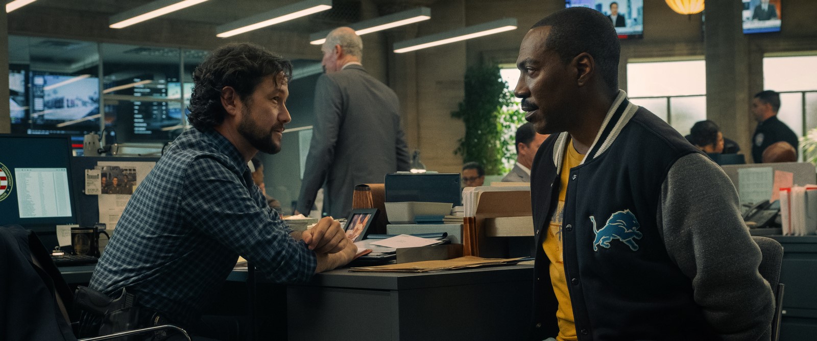 Secondo trailer italiano per la commedia d'azione Un piedipiatti a Beverly Hills: Axel F aka Beverly Hills Cop 4 con Eddie Murphy su Netflix dal 3 luglio 2024.