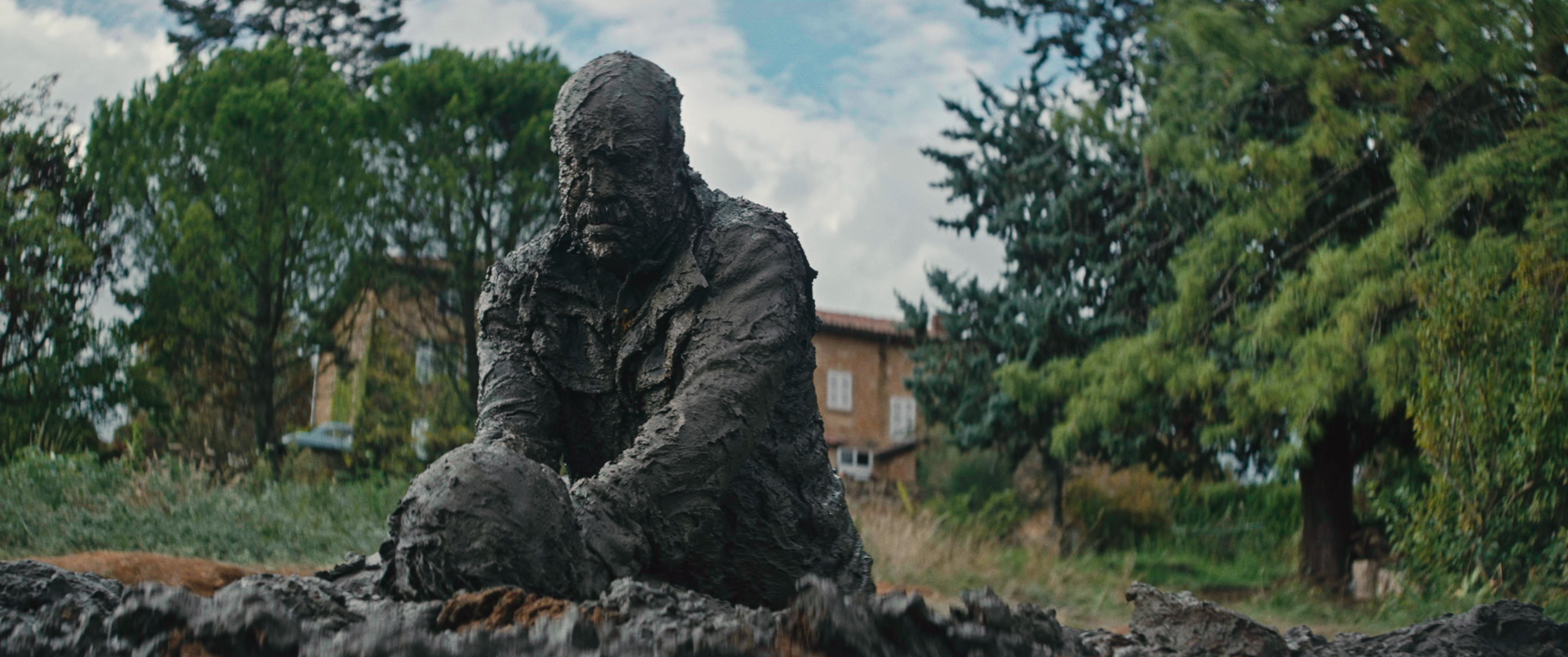 Al cinema con I Wonder Pictures il sorprendente survival-horror Vincent deve morire, opera prima di Stéphan Castang con Karim Leklou e Vimala Pons.