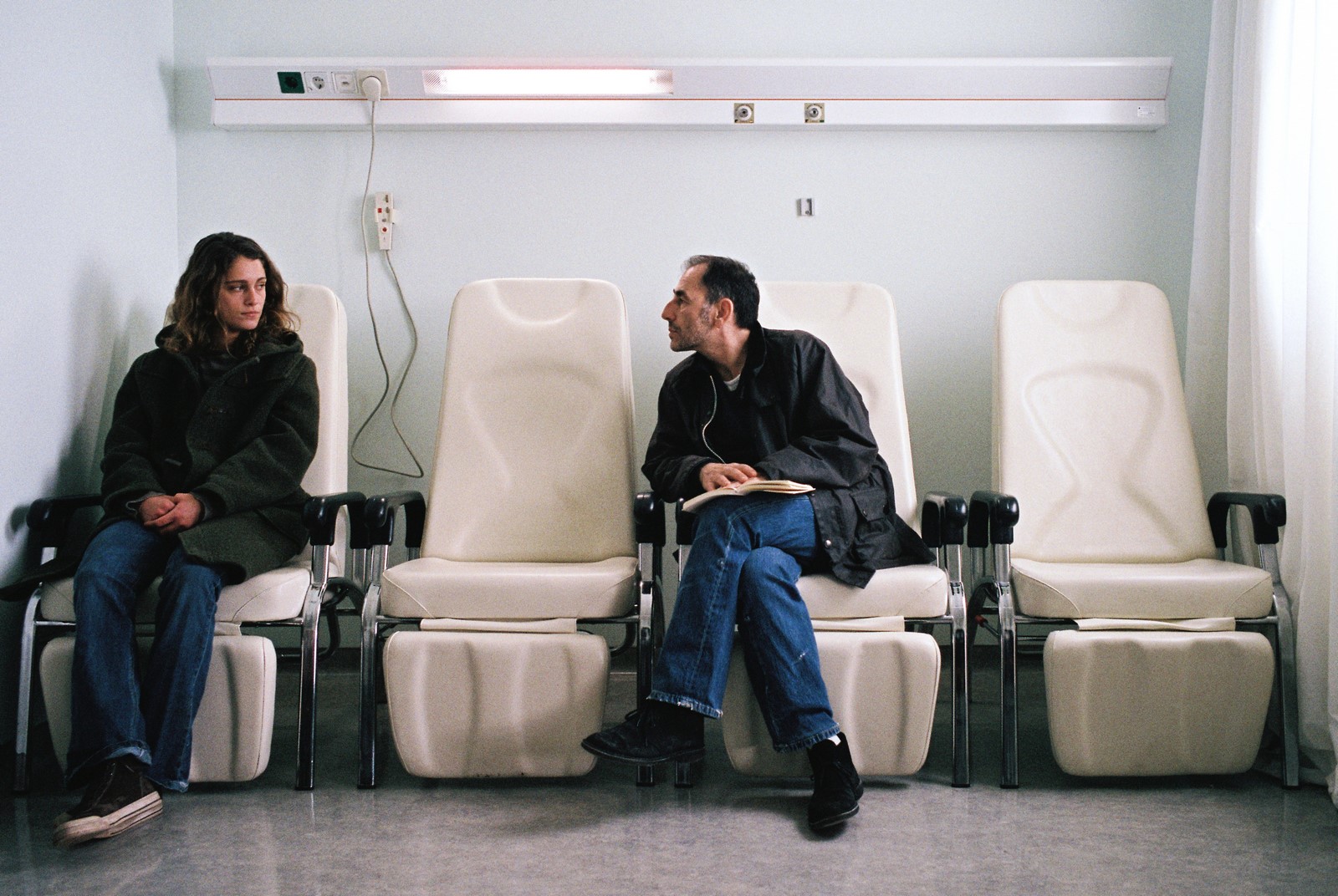 Dopo la tappa a Venezia 67, dove Ariane Labed ha vinto la Coppa Volpi, arriva nei cinema italiani con Trent Film Attenberg di Athina Rachel Tsangari, film con Yorgos Lanthimos attore.