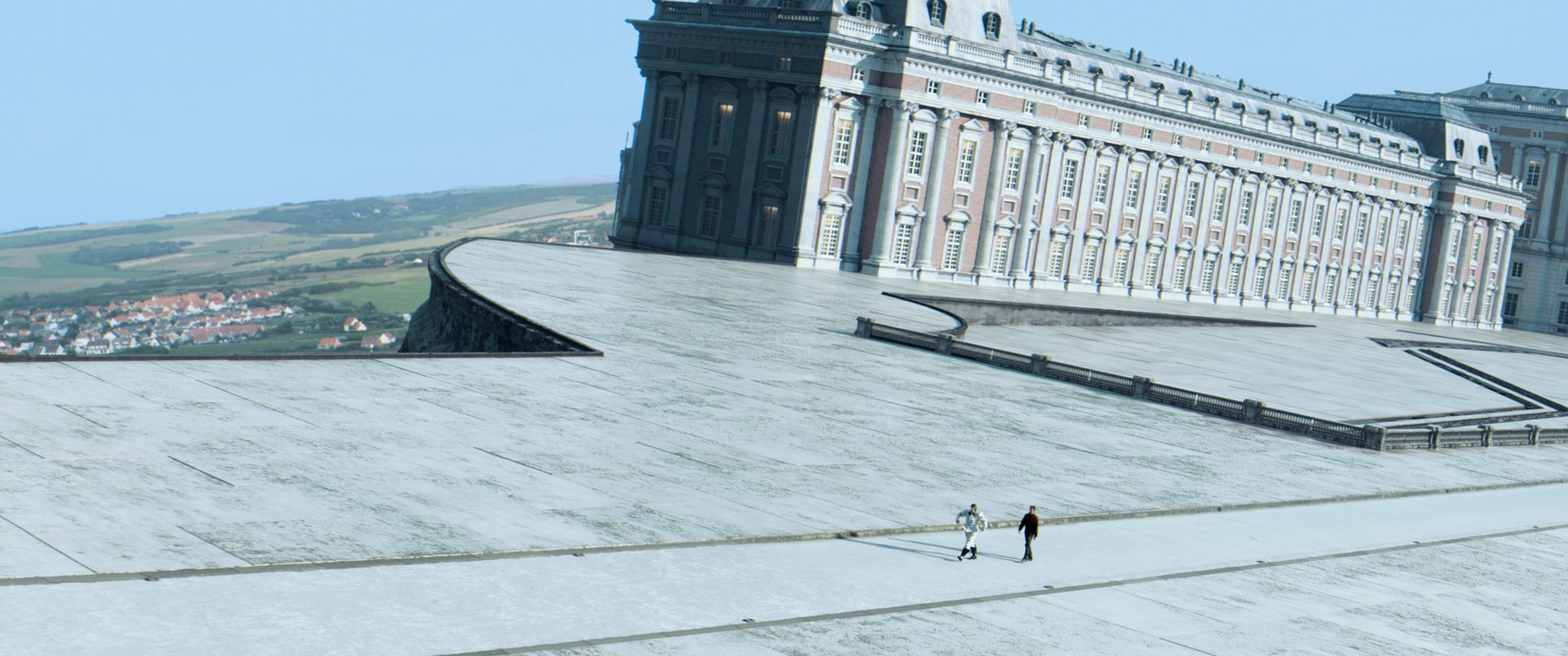 L'impero: trailer italiano della commedia galattica di Bruno Dumont con Fabrice Luchini (Al cinema dal 13 giugno)