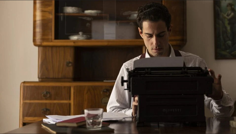 Nei cinema italiani con Vision Distribution Shoshana, un thriller politico di Michael Winterbottom con Douglas Booth, Irina Starshenbaum, Harry Melling e Aury Alby.