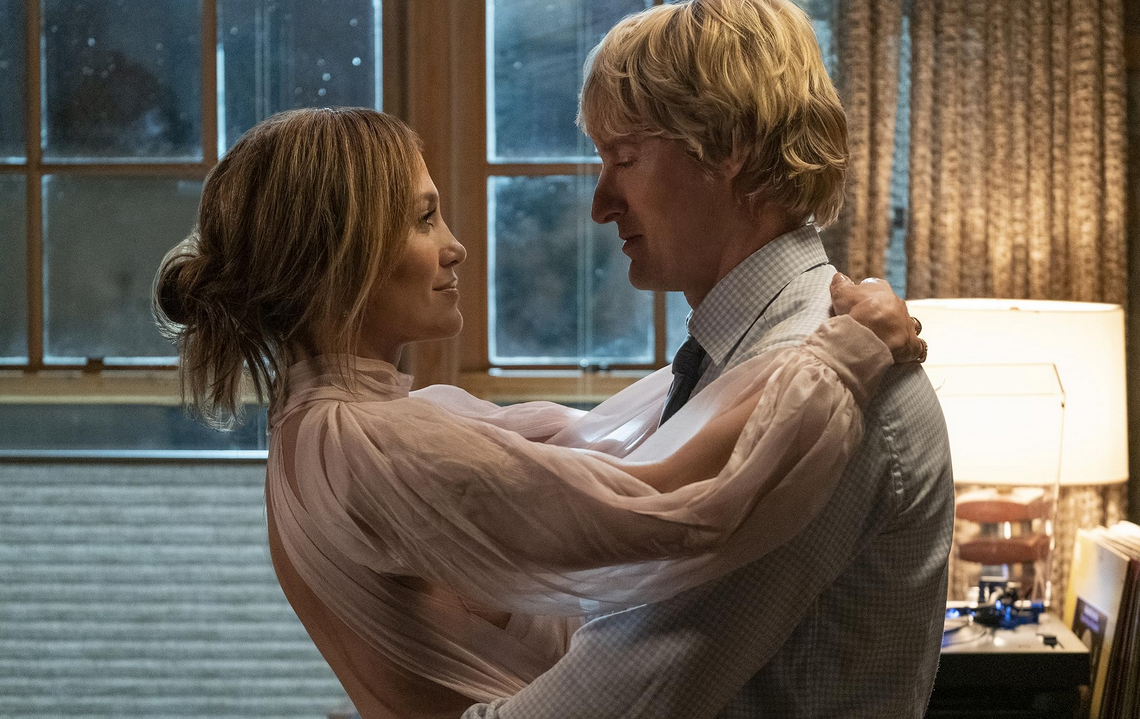 Su Canale 5 "Marry Me - Sposami", commedia del 2022 di Kat Coiro con Jennifer Lopez, Owen Wilson, Maluma, Sarah Silverman e John Bradley.