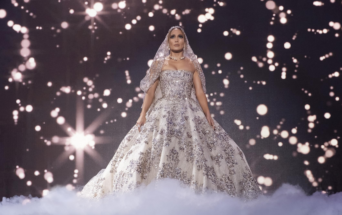Su Canale 5 "Marry Me - Sposami", commedia del 2022 di Kat Coiro con Jennifer Lopez, Owen Wilson, Maluma, Sarah Silverman e John Bradley.