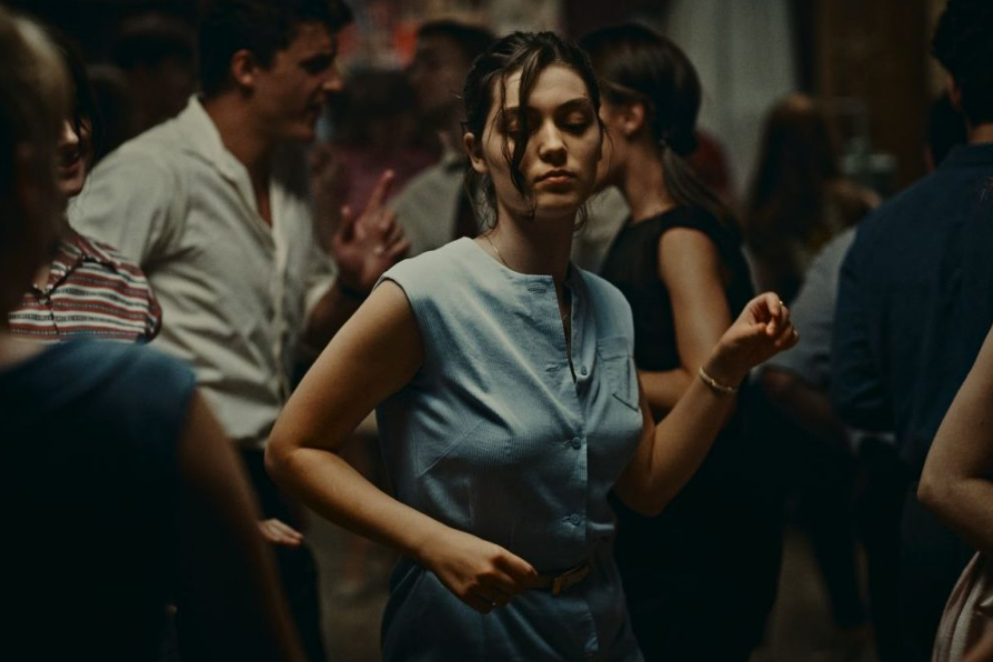 Su Rai Tre La scelta di Anne - L'Événement di Audrey Diwan, film Leone d’Oro a Venezia 78 dal romanzo L'evento di Annie Ernaux.