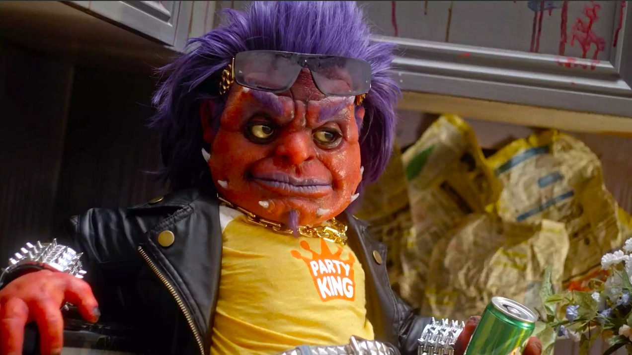 Trailer e tutto quello che c'è da sapere su Frankie Freako, la commedia horror in stile "Gremlins 2" e "Ghoulies 3" di Steven Kostanski, già regista di "The Void" e "Psycho Goreman".