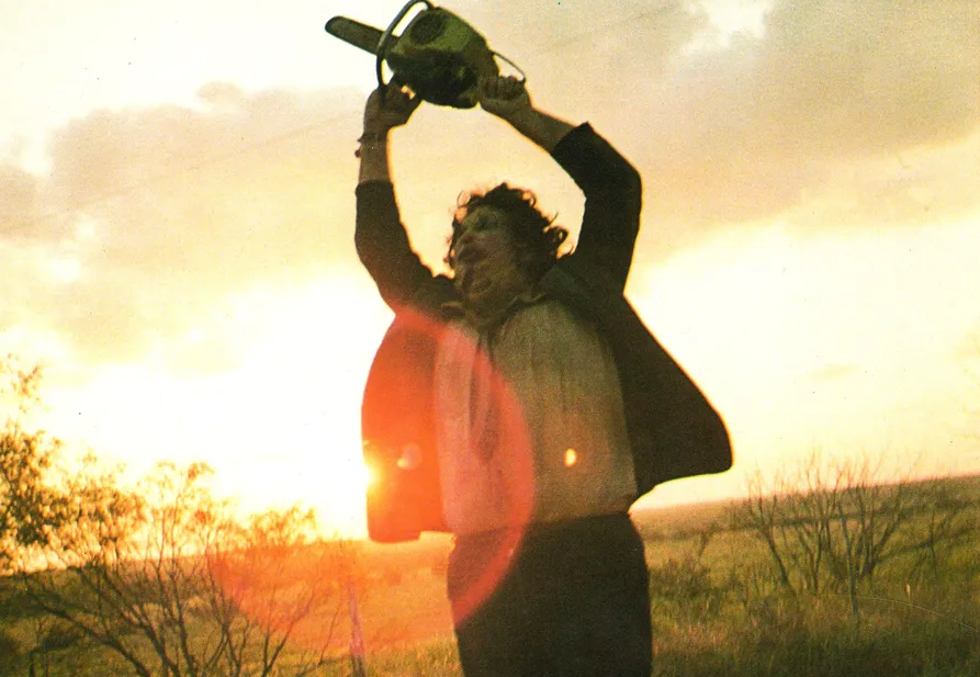 Non aprite quella porta torna al cinema dal 23 al 25 settembre con Midnight Factory - Recensione per i 50 anni e tutto quello che c'è da sapere sulla saga horror di Leatherface.