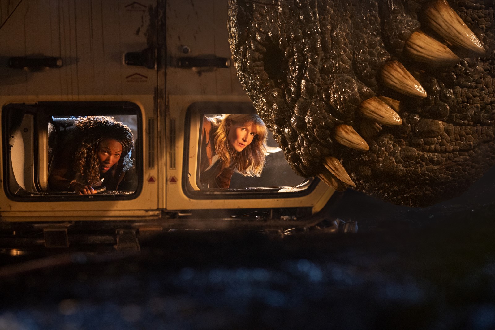 Su Italia Uno Jurassic World - Il Dominio di Colin Trevorrow, capitolo finale della nuova trilogia di Jurassic Park con Chris Pratt, Bryce Dallas Howard, Laura Dern, Jeff Goldblum e Sam Neill.