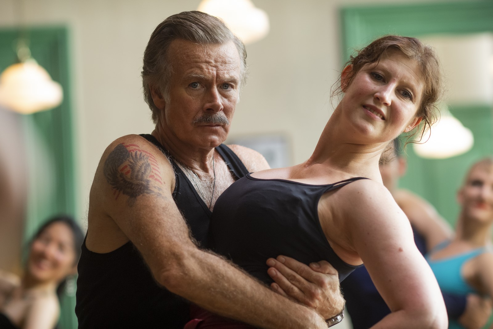 Su Rai 1 "Rumba Therapy", commedia del 2023 di e con Franck Dubosc affiancato da Louna Espinosa, Jean-Pierre Darroussin:, Marie-Philomène Nga e Karina Marimon.