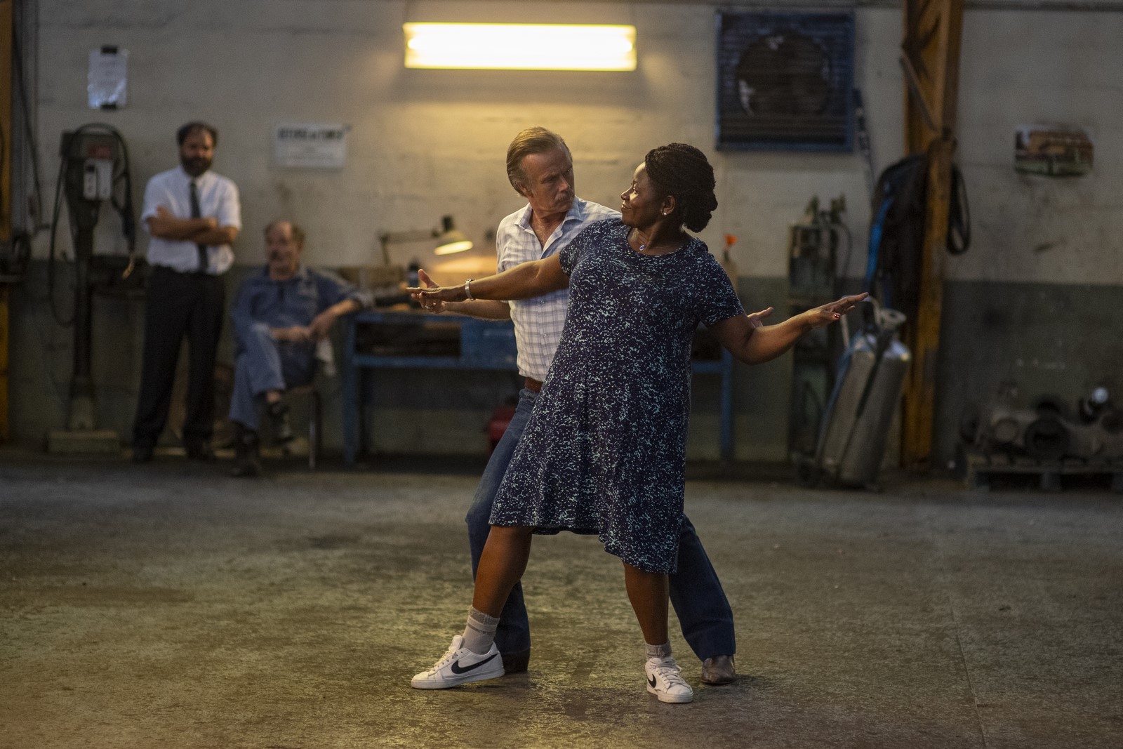 Su Rai 1 "Rumba Therapy", commedia del 2023 di e con Franck Dubosc affiancato da Louna Espinosa, Jean-Pierre Darroussin:, Marie-Philomène Nga e Karina Marimon.