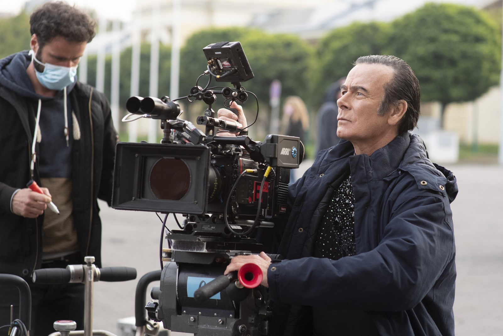 Su Rai 1 "Rumba Therapy", commedia del 2023 di e con Franck Dubosc affiancato da Louna Espinosa, Jean-Pierre Darroussin:, Marie-Philomène Nga e Karina Marimon.