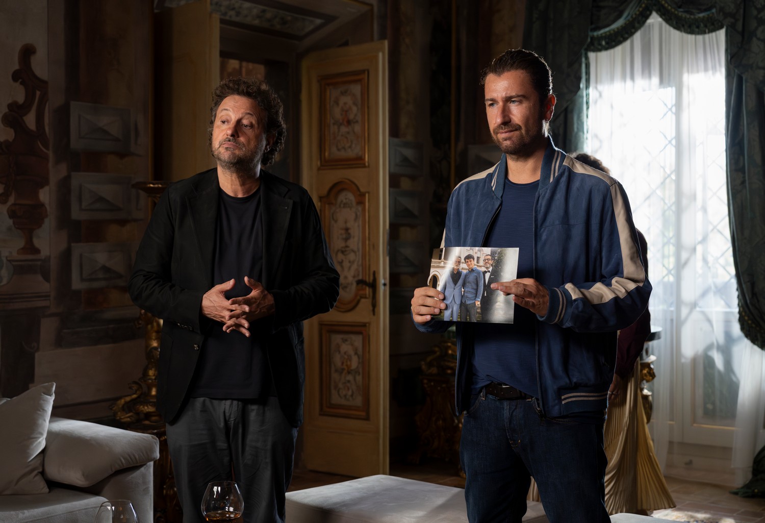 Trailer e tutto quello che c'è da sapere su "Io e te dobbiamo parlare", la nuova commedia con Alessandro Siani e Leonardo Pieraccioni - Al cinema dal 19 dicembre 2024 con 01 Distribution