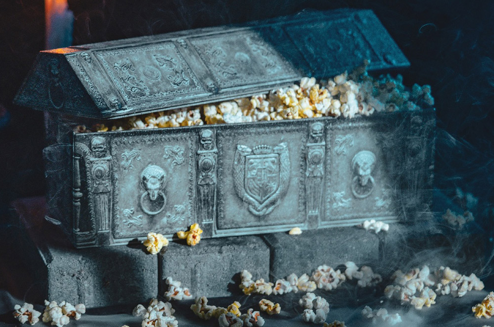 Prima clip, nuovo poster, merchandise ufficiali e dettagli sull'aspetto del vampiro Orlok di Bill Skarsgård nel remake Nosferatu di Robert Eggers, al cinema dal 1° gennaio 2025 con Universal Pictures italia.