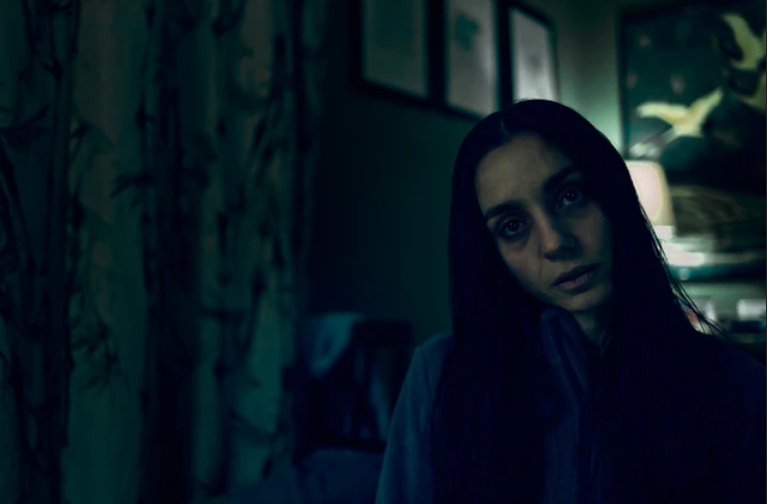 Recensione e tutto quello che c'è da sapere su "Piove", il film horror in tv su Rai 4 diretto da Paolo Strippoli (A Classic Horror Story) e interpretato da Fabrizio Rongione, Cristiana Dell'Anna e Francesco Gheghi.