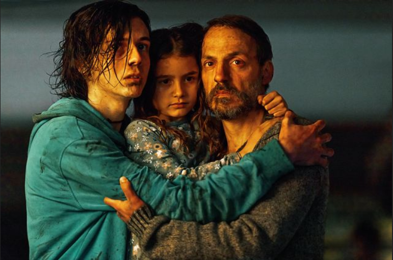 Recensione e tutto quello che c'è da sapere su "Piove", il film horror in tv su Rai 4 diretto da Paolo Strippoli (A Classic Horror Story) e interpretato da Fabrizio Rongione, Cristiana Dell'Anna e Francesco Gheghi.