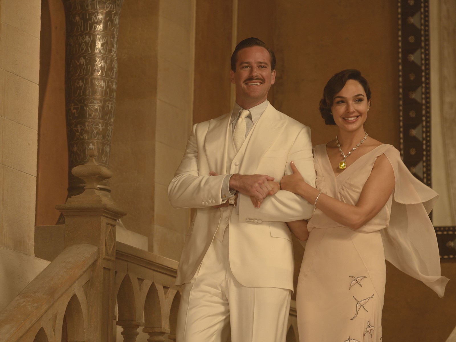 Stasera in tv su Rete 4 Assassinio sul Nilo, nuovo adattamento cinematografico del giallo di Agatha Christie diretto da Kenneth Branagh e interpretato da Branagh con Gal Gadot, Armie Hammer e Annette Bening.