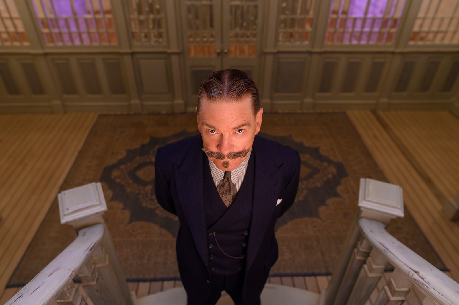 Stasera in tv su Rete 4 Assassinio sul Nilo, nuovo adattamento cinematografico del giallo di Agatha Christie diretto da Kenneth Branagh e interpretato da Branagh con Gal Gadot, Armie Hammer e Annette Bening.