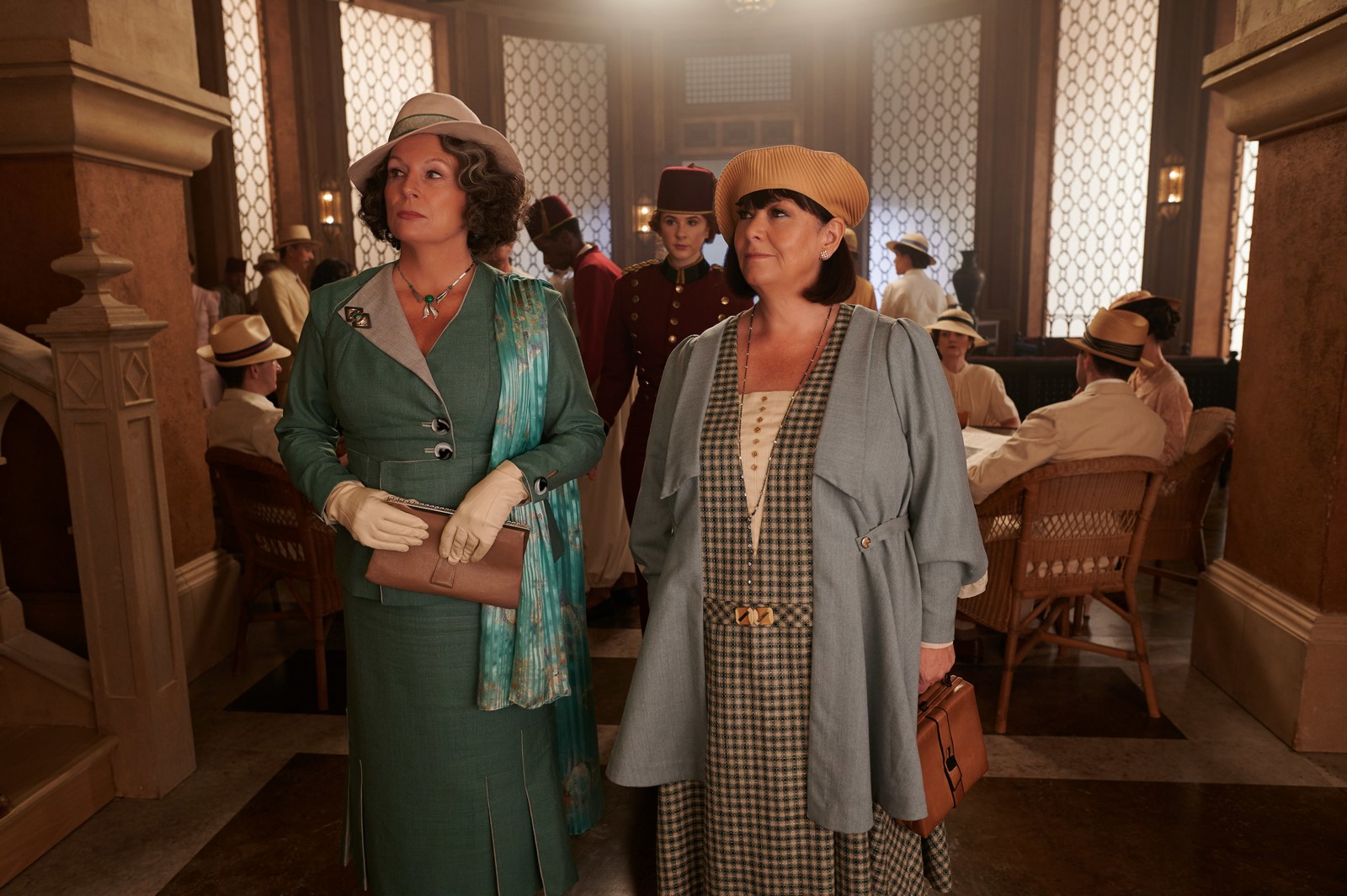 Stasera in tv su Rete 4 Assassinio sul Nilo, nuovo adattamento cinematografico del giallo di Agatha Christie diretto da Kenneth Branagh e interpretato da Branagh con Gal Gadot, Armie Hammer e Annette Bening.