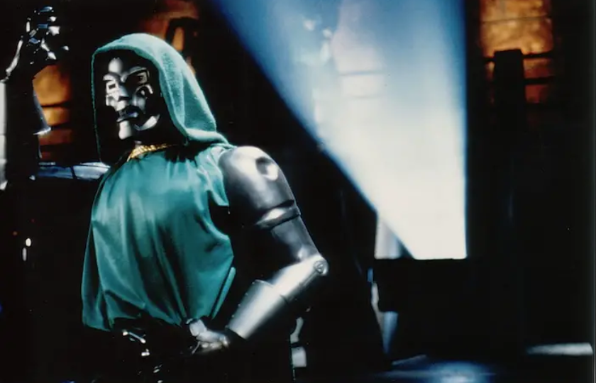 Tutta la storia di "Fantastic Four 94", il primo film live-action dei Fantastici Quattro mai arrivato nelle sale, diretto da Oley Sassone, prodotto da Roger Corman e interpretato da Alex Hyde-White, Jay Underwood, Rebecca Staab e Michael Bailey Smith.