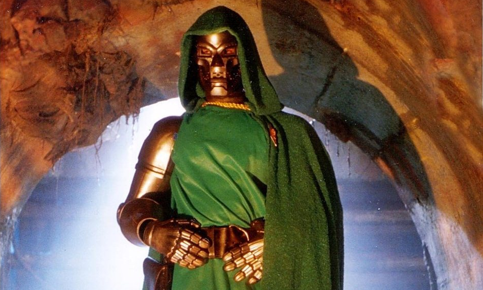 Tutta la storia di "Fantastic Four 94", il primo film live-action dei Fantastici Quattro mai arrivato nelle sale, diretto da Oley Sassone, prodotto da Roger Corman e interpretato da Alex Hyde-White, Jay Underwood, Rebecca Staab e Michael Bailey Smith.