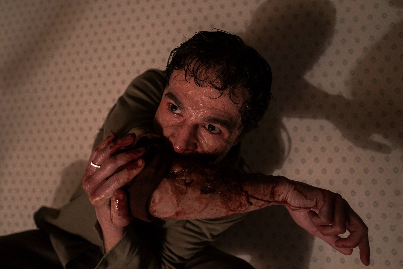 Recensione e tutto quello che c'è da sapere sul reboot horror di Blumhouse e Leigh Whannell con Christopher Abbott, Julia Garner e Matlida Firth ispirato al classico Universal "L'uomo lupo" del 1941