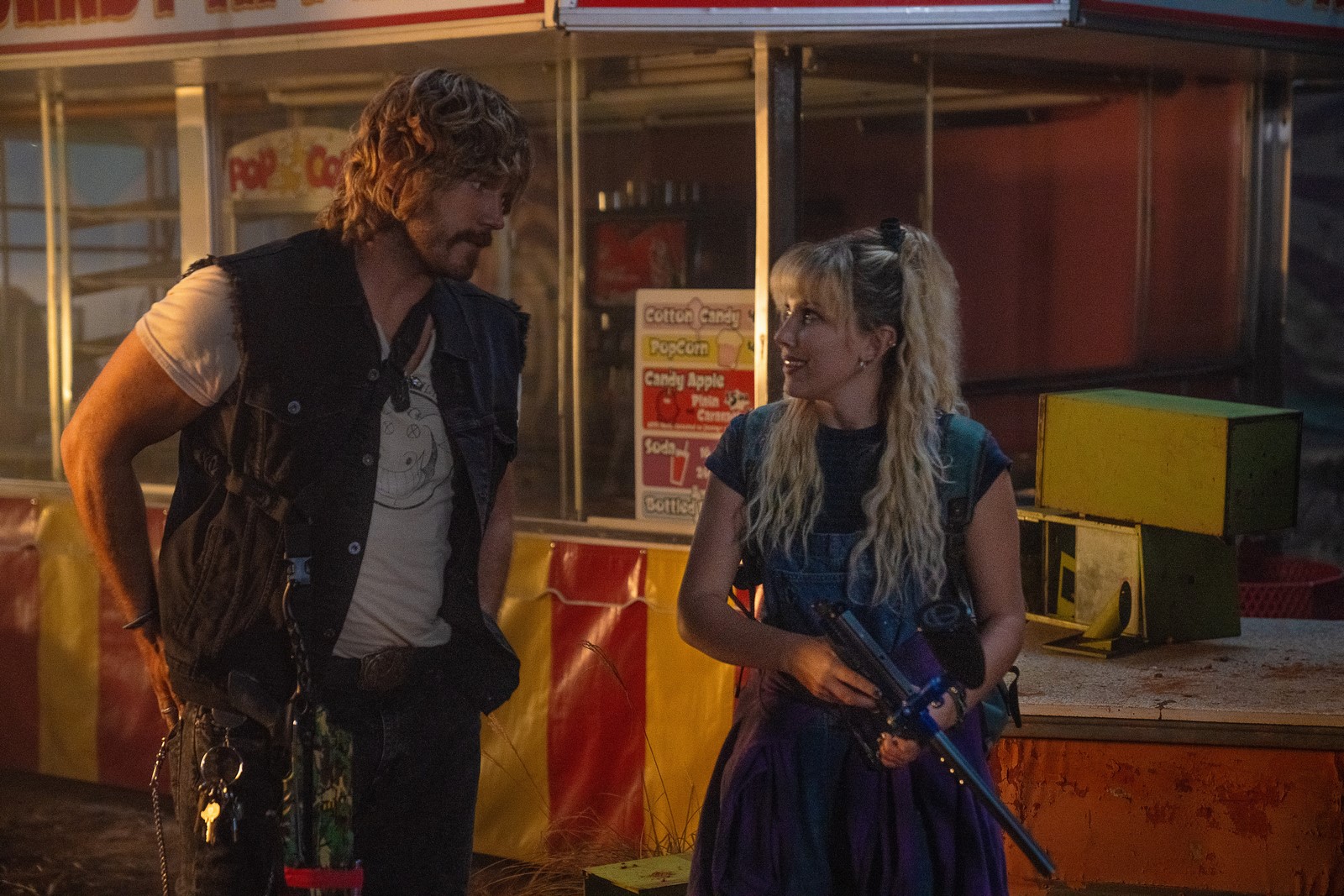 Recensione e tutto quello che c'è da sapere su The Electric State, il film Netflix dei fratelli Russo, basato sul fumetto di Simon Stålenhag e interpretato da Chris Pratt, Millie Bobby Brown, Stanley Tucci, Ke Huy Quan e Giancarlo Esposito.