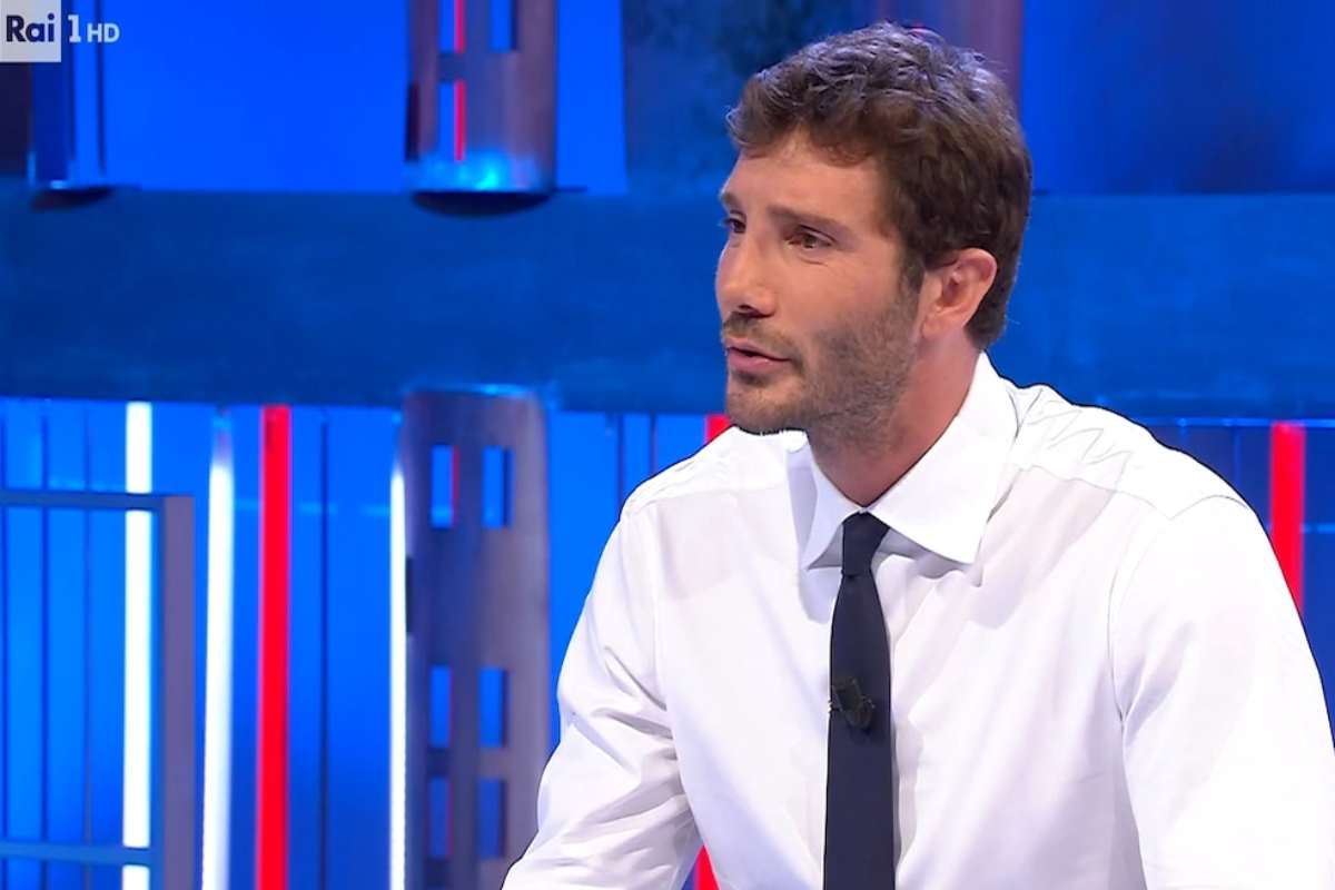 Stefano De Martino risolve la gaffe hot